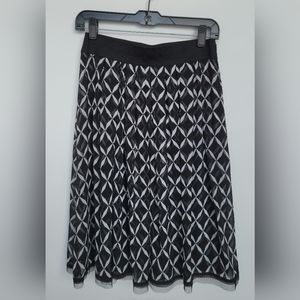 White House Black Market black and white skirt, size 6